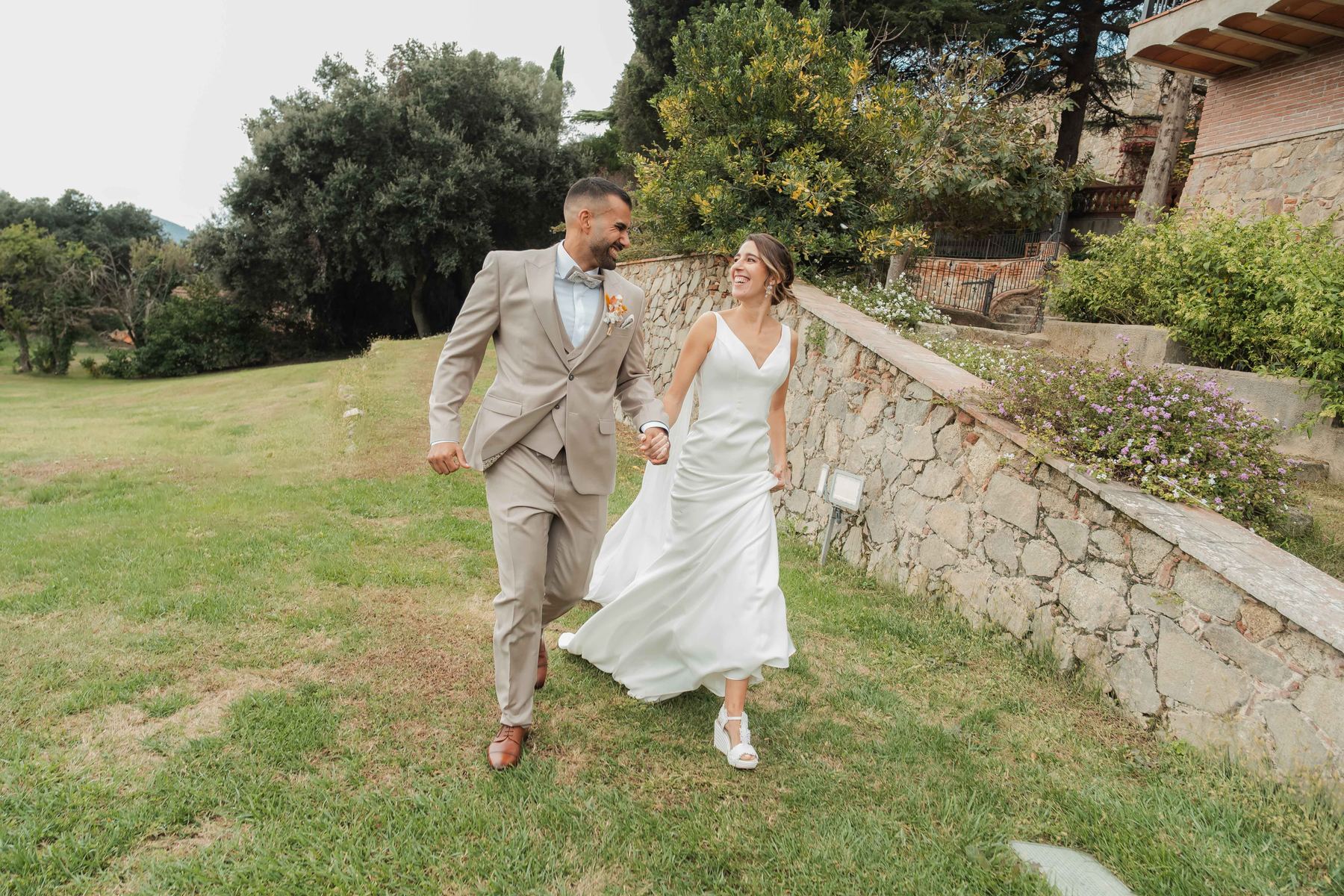 Pareja corriendo por el jardín
