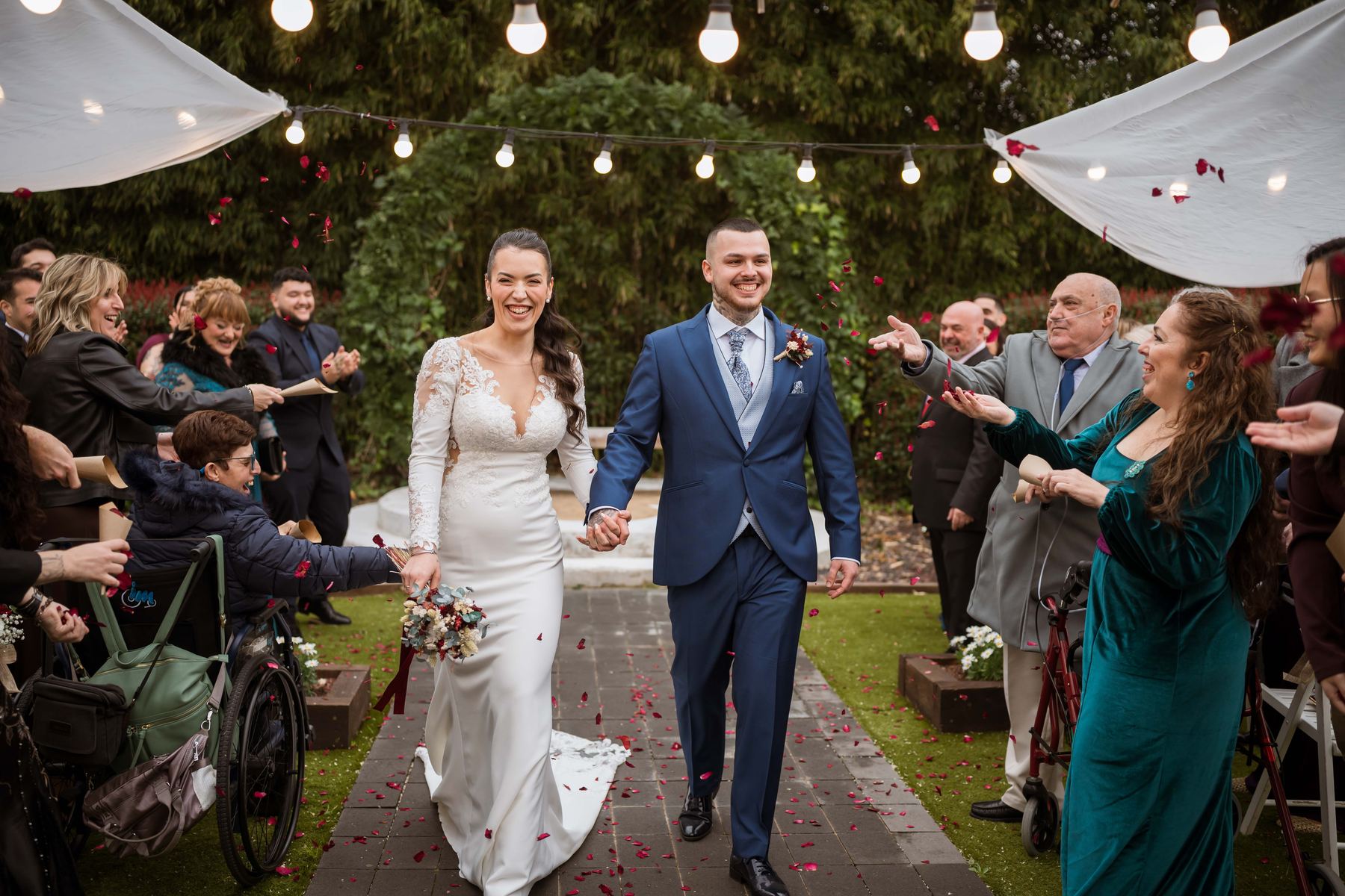 Salida entre pétalos y confeti con invitados