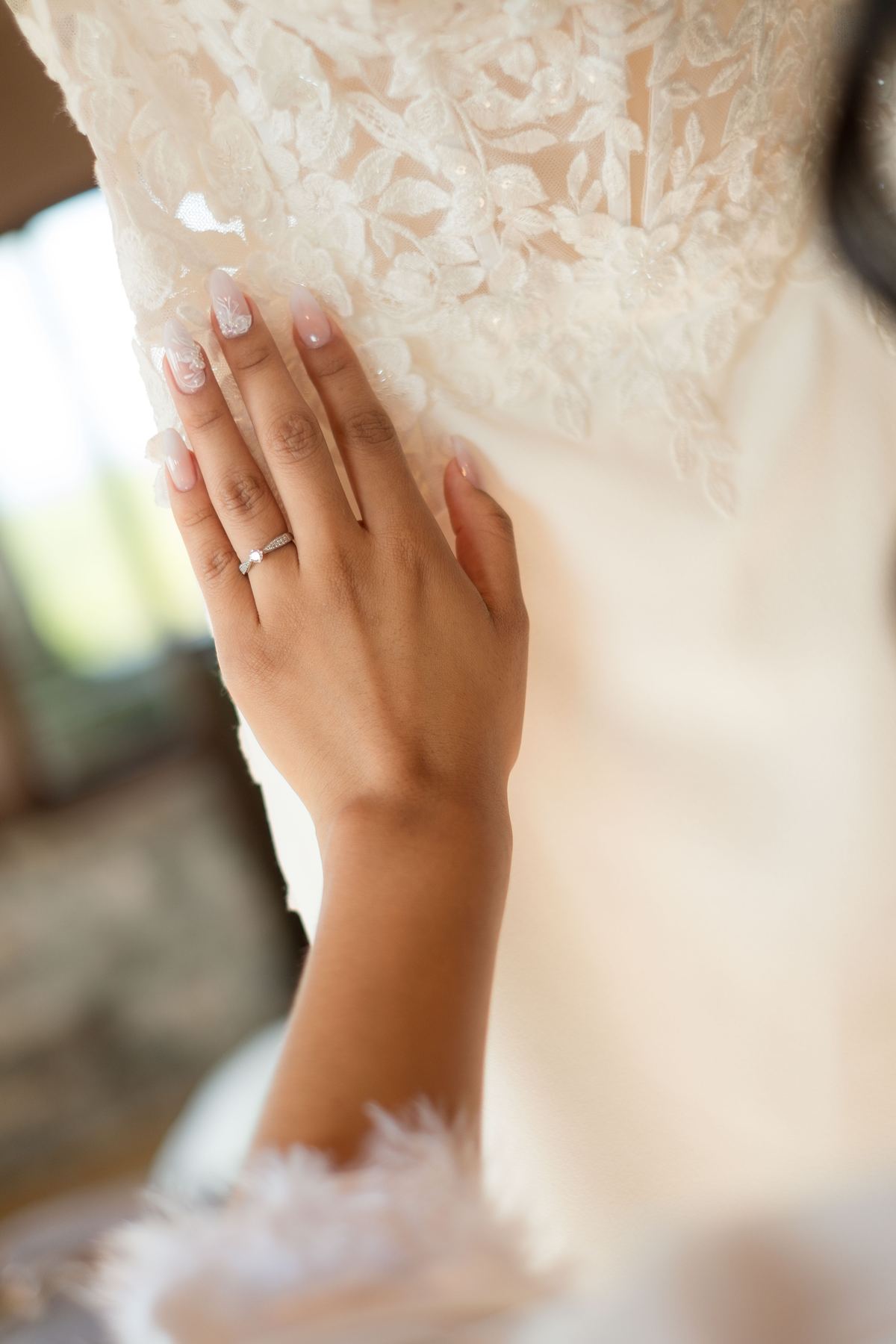 Detalle de mano y anillo sobre el vestido