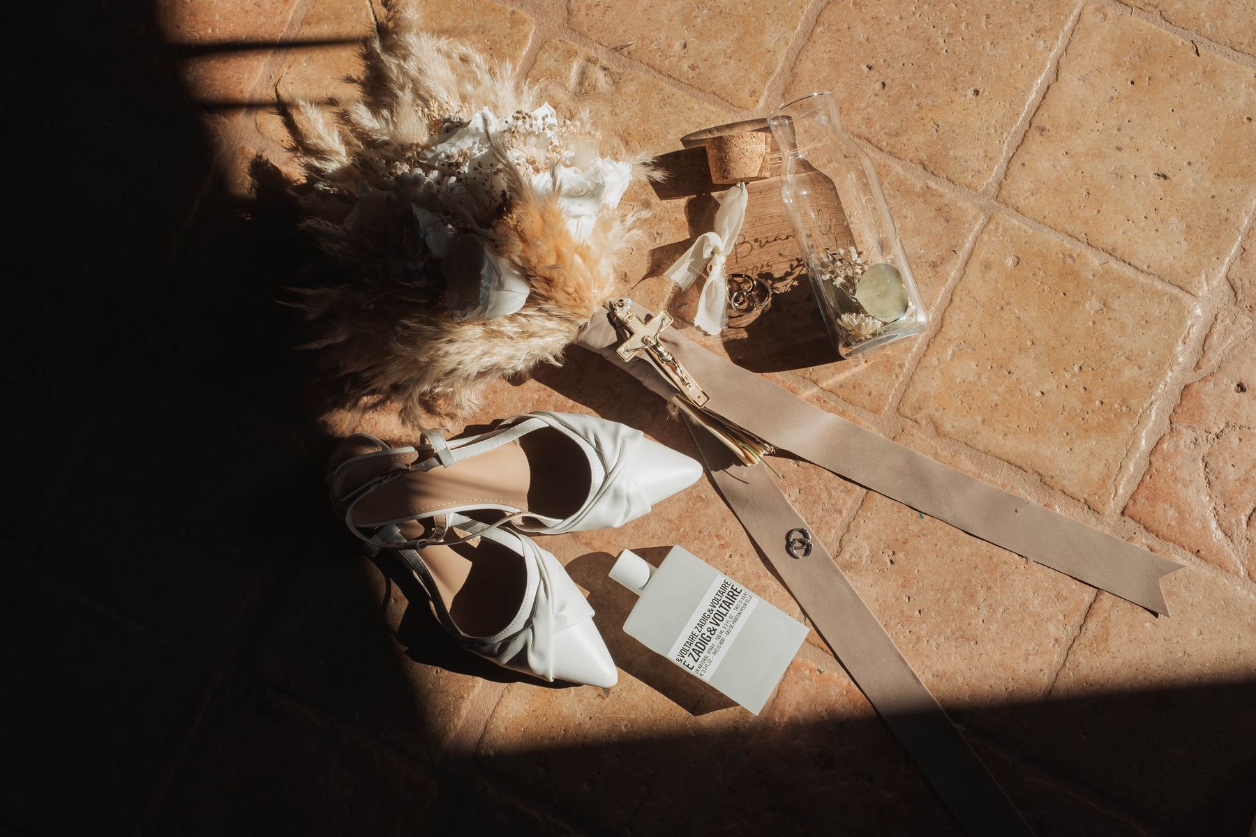 Detalles de la novia: zapatos, ramo, perfume y recuerdos